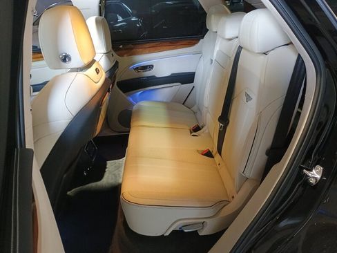Used 2023 Bentley Bentayga AWD/4WD image 28