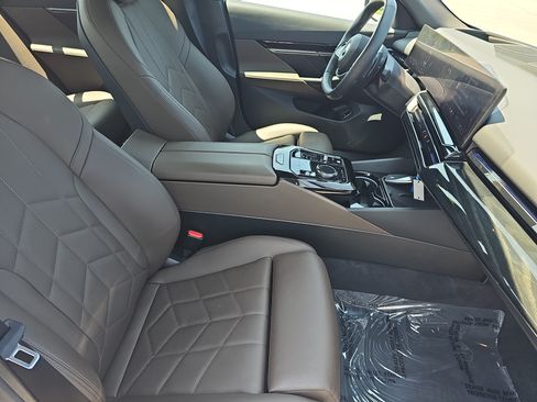 Used 2024 BMW 530i xDrive w/ Premium Package AWD/4WD image 10