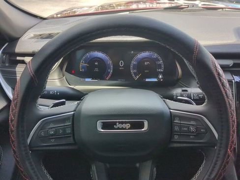 Used 2024 Jeep Grand Cherokee Laredo AWD/4WD image 30