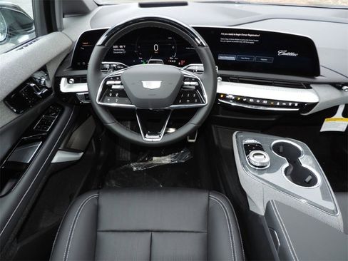 New 2026 Cadillac Optiq Luxury 2 image 17