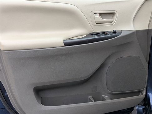 Used 2018 Toyota Sienna L image 9