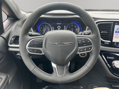 New 2026 Chrysler Pacifica Select AWD/4WD image 10