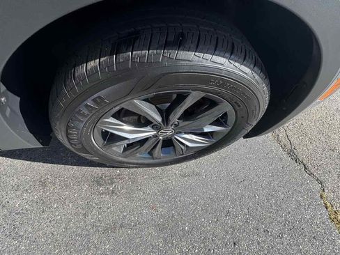 Used 2024 Volkswagen Tiguan SE image 14