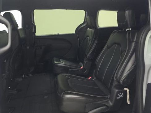 Used 2025 Chrysler Pacifica Select image 7