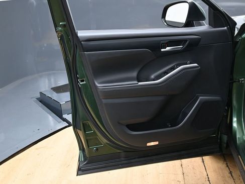 Used 2023 Toyota Highlander XLE image 45