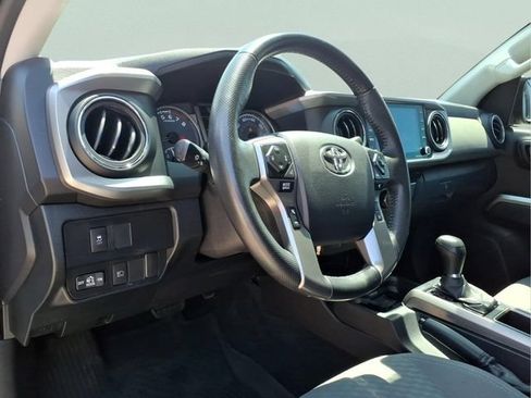 Used 2021 Toyota Tacoma SR5 AWD/4WD image 13