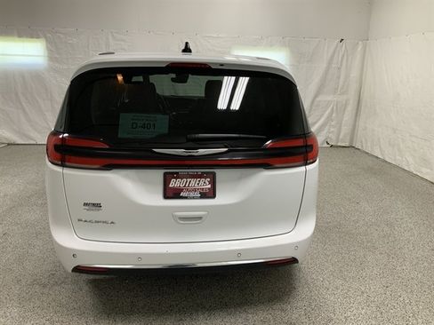 Used 2024 Chrysler Pacifica Touring-L FWD image 7