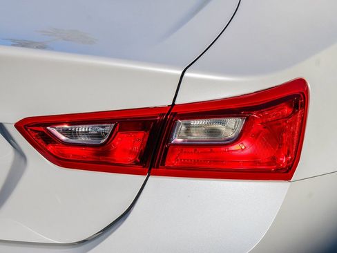 Used 2018 Chevrolet Malibu LT w/ Leather Package image 12