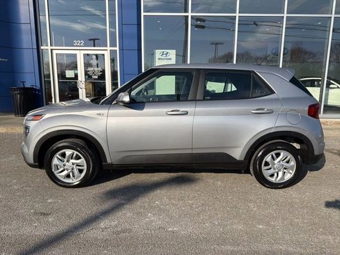 Certified 2025 Hyundai Venue SE image 8