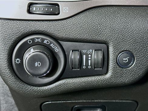 Used 2021 Jeep Cherokee Limited image 17