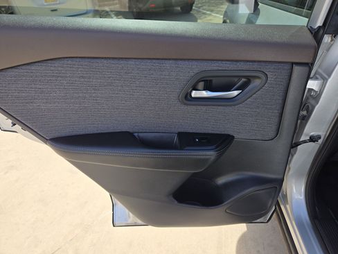 Used 2023 Nissan Rogue SV image 14