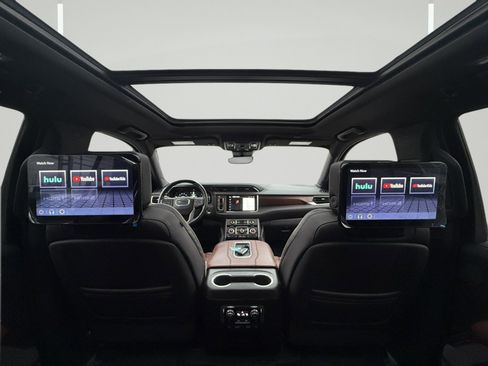 Used 2023 GMC Yukon Denali Ultimate image 2