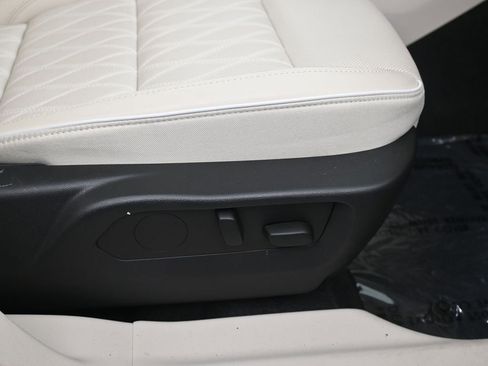 Used 2023 Buick Envision Avenir AWD/4WD image 18