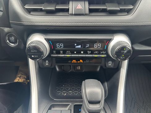 Used 2025 Toyota RAV4 XLE AWD/4WD image 17