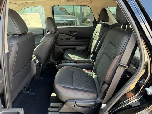 New 2026 Nissan Pathfinder Platinum FWD image 14