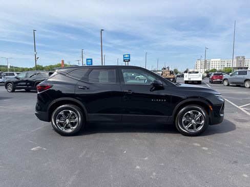Used 2025 Chevrolet Blazer LT AWD/4WD image 2