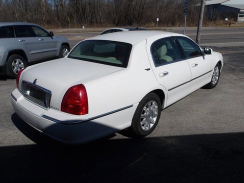 Used 2011 Lincoln Town Car Signature Limited image 6