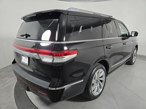 Used 2024 Lincoln Navigator Premiere image 4