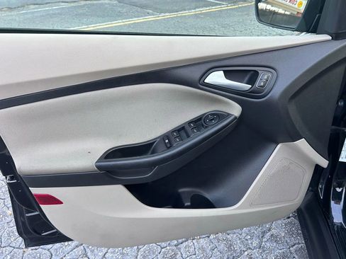 Used 2018 Ford Focus SE w/ Cold Weather Package image 14