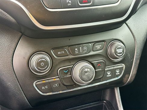 Used 2020 Jeep Cherokee Altitude image 16