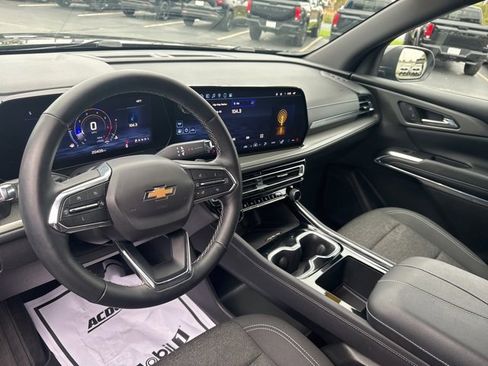 Used 2025 Chevrolet Traverse LT image 33