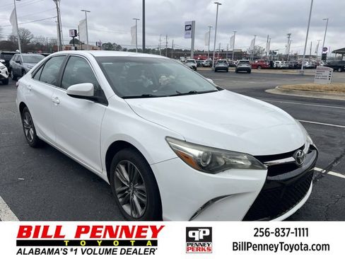Used 2017 Toyota Camry SE image 1