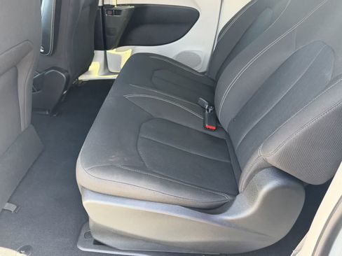 Used 2021 Chrysler Voyager L FWD image 17