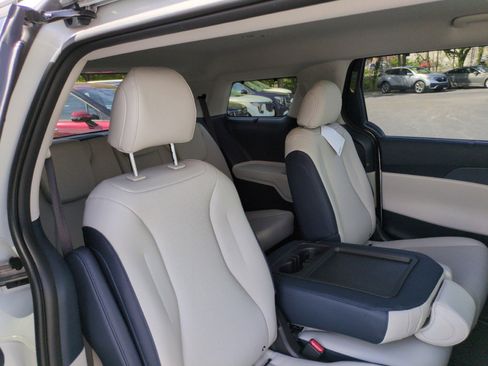 New 2026 Kia Carnival EX FWD image 41