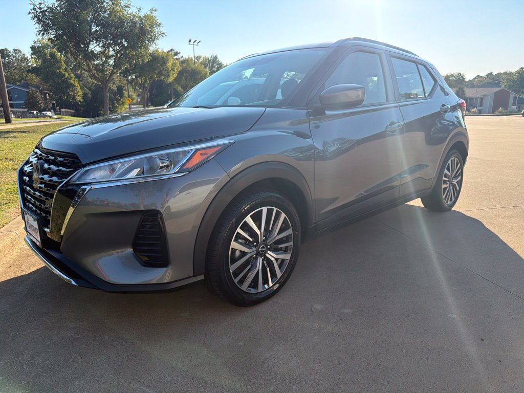 Used 2022 Nissan Kicks SV FWD image 1