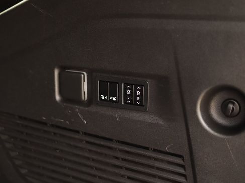 Used 2022 Chevrolet Suburban RST w/ Luxury Package image 34