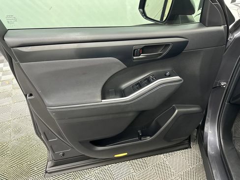 Used 2024 Toyota Highlander LE FWD image 11