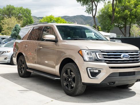 Used 2020 Ford Expedition XLT w/ Equipment Group 202A AWD/4WD image 12