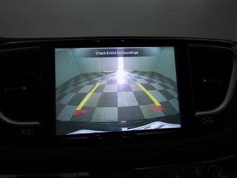 Used 2025 Chrysler Pacifica Select FWD image 4