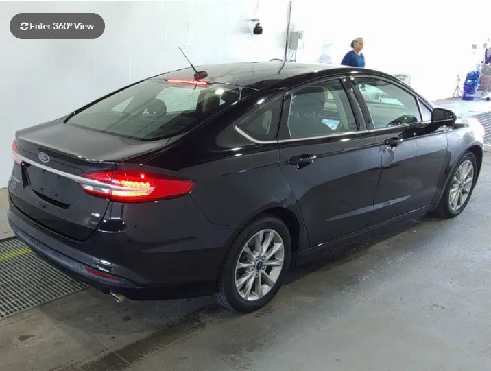 Used 2017 Ford Fusion SE w/ Fusion SE Technology Package FWD image 2