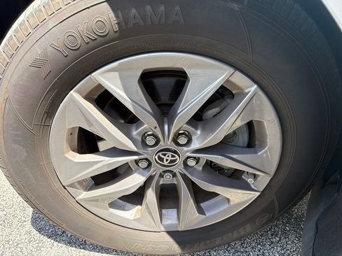 Used 2023 Toyota Sienna XLE FWD image 4