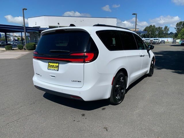 Used 2025 Chrysler Pacifica Limited FWD image 7