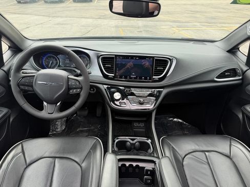 Used 2025 Chrysler Pacifica Limited FWD image 23