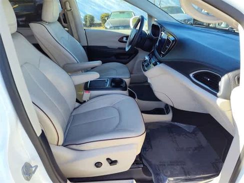 Used 2017 Chrysler Pacifica Limited image 20