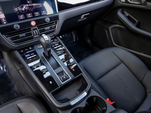 Certified 2025 Porsche Macan AWD/4WD image 40