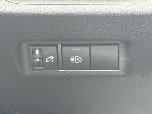 Used 2021 Toyota RAV4 LE AWD/4WD image 29