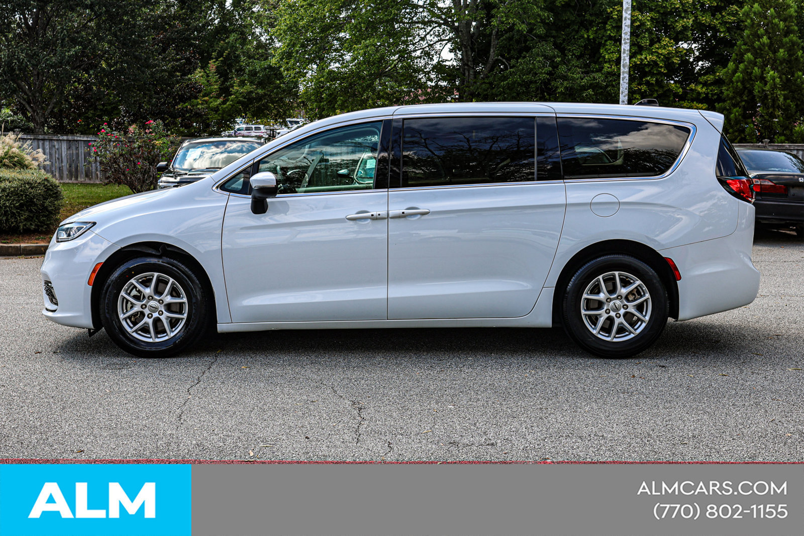 Used 2023 Chrysler Pacifica Touring-L FWD image 9
