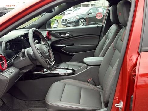 Used 2024 Chevrolet Trax RS w/ Sunroof Package FWD image 10