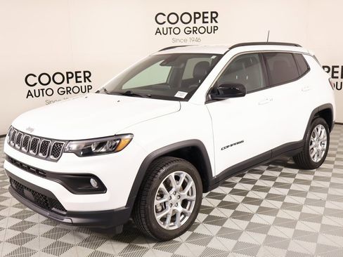Used 2023 Jeep Compass Latitude image 10