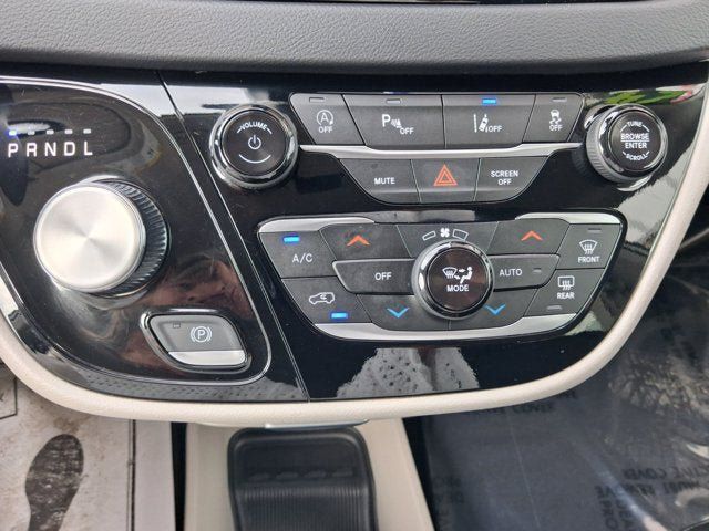 Used 2024 Chrysler Pacifica Touring-L FWD image 21