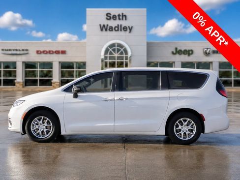 New 2026 Chrysler Pacifica Select FWD image 4