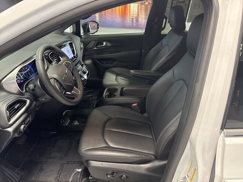 Used 2025 Chrysler Pacifica Select FWD image 15