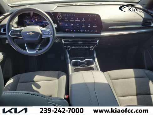 Used 2025 Chevrolet Traverse LT FWD image 16