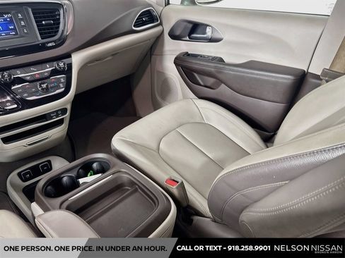Used 2017 Chrysler Pacifica Touring-L FWD image 21