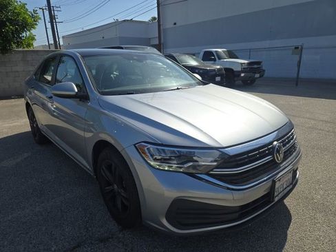 Used 2023 Volkswagen Jetta SE FWD image 2