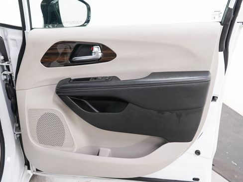 Used 2023 Chrysler Pacifica Limited FWD image 12